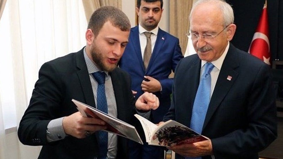 Kılı&ccedil;daroğlu, Gen&ccedil; İmam Hatiplilere Atat&uuml;rk&rsquo;&uuml;n kitabını hediye etti