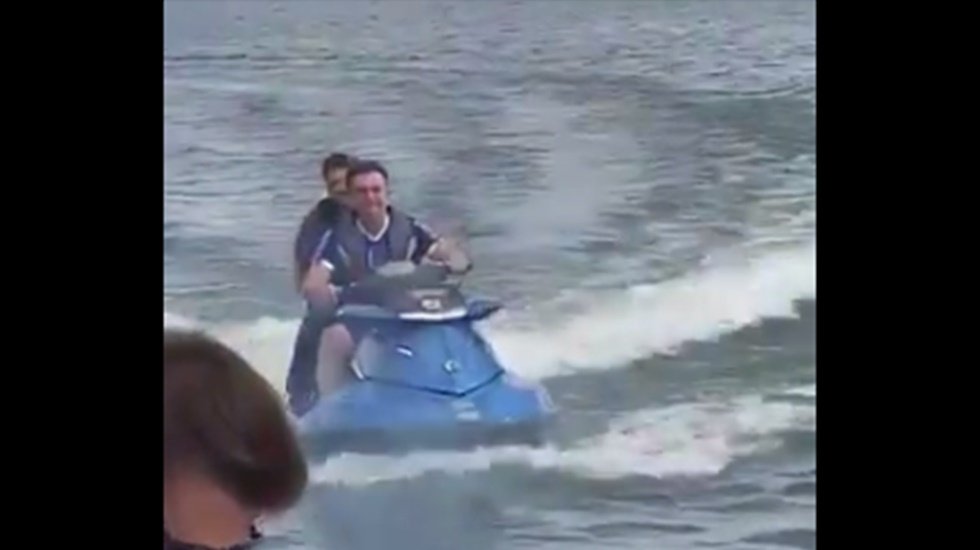 &Ouml;l&uuml; sayısının 11 bini ge&ccedil;tiği Brezilya'da Devlet Başkanı jet ski turu attı