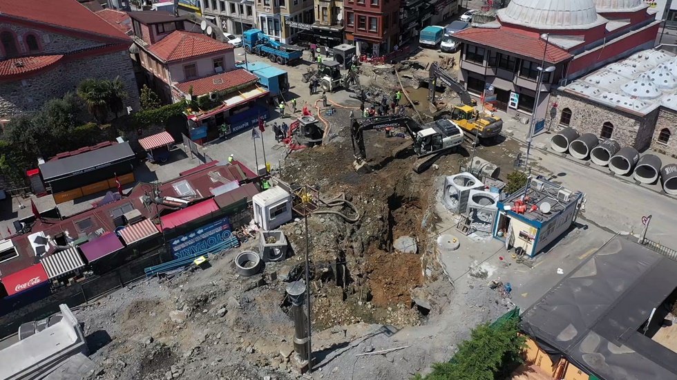 Ortaköy sahilinde gezenler deniz havasını içlerine çekebilecek