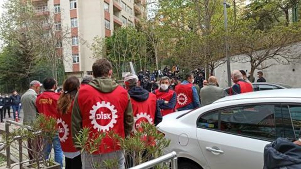 Taksim'e &ccedil;elenk bırakmak isteyen DİSK'e polis m&uuml;dahalesi