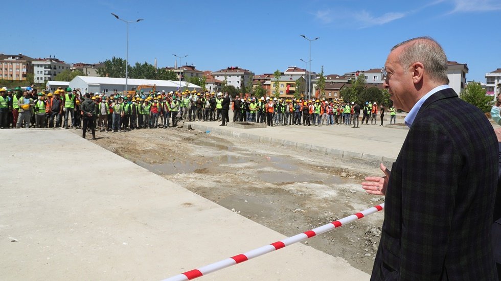 &ldquo;Erdoğan&rsquo;ın iş&ccedil;ilerle arasına elli metre mesafe koyarak verdiği poz ile hayat normalleşemez&rdquo;