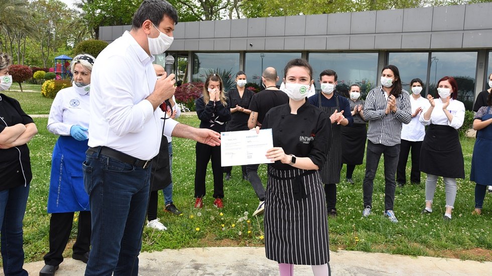 Türkiye’nin en iyi şefleri pişirdikleri yemekleri komşularına dağıttı