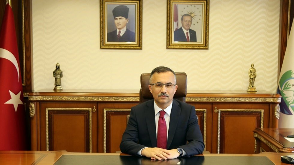 Vali, AKP&rsquo;li siyaset&ccedil;inin konuk olduğu programa mesaj atıp Umre seyahati istedi
