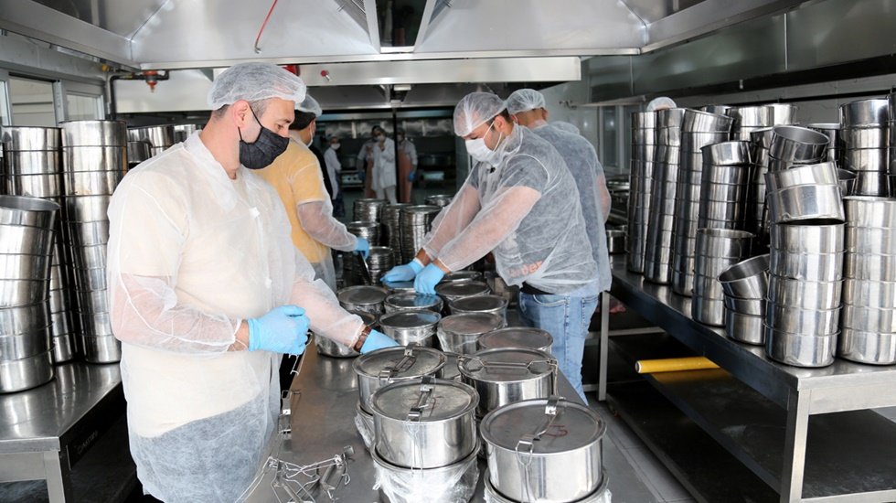 450 ailenin sofrasına g&uuml;nde iki &ouml;ğ&uuml;n sıcak yemek