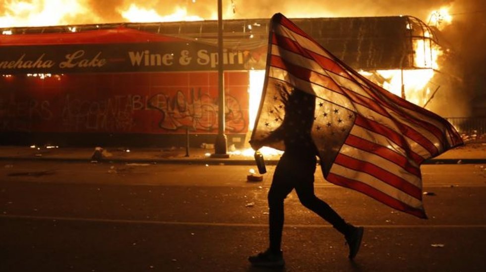 ABD'de g&ouml;steriler devam ediyor: Washington'da sokağa &ccedil;ıkma yasağı