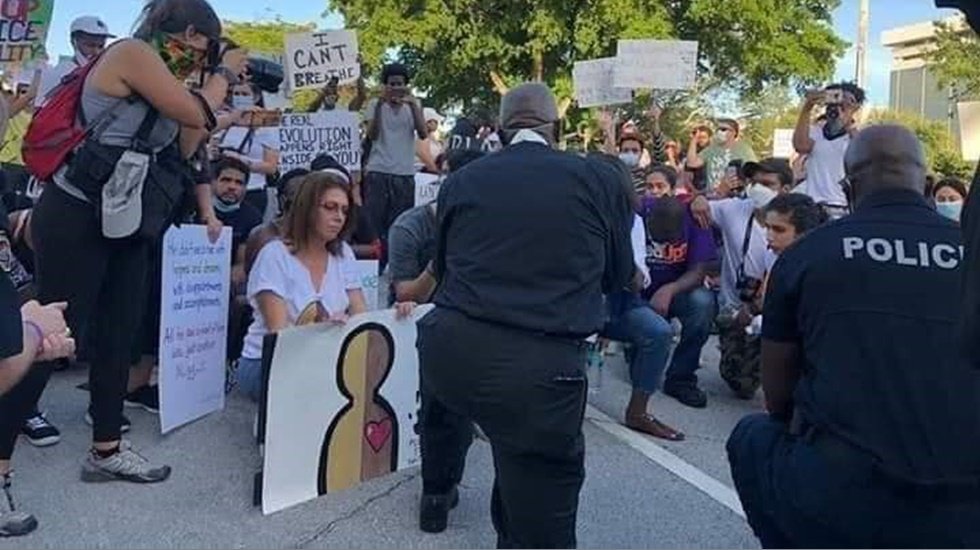 Amerika'da polis diz &ccedil;&ouml;k&uuml;p eylemcilerden af diledi