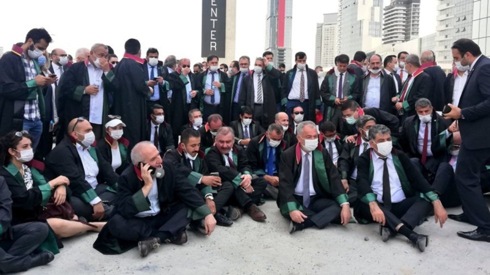 Ankara'ya girişlerine izin verilmeyen baro başkanları oturma eylemine başladı