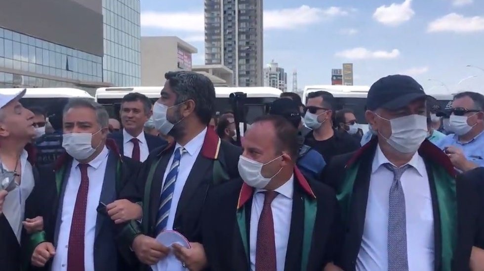 Baro başkanları Feyzioğlu&rsquo;nu sırtını d&ouml;nerek dinledi