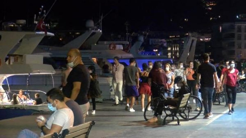 Bebek sahili doldu taştı, sosyal mesafe hi&ccedil;e sayıldı!
