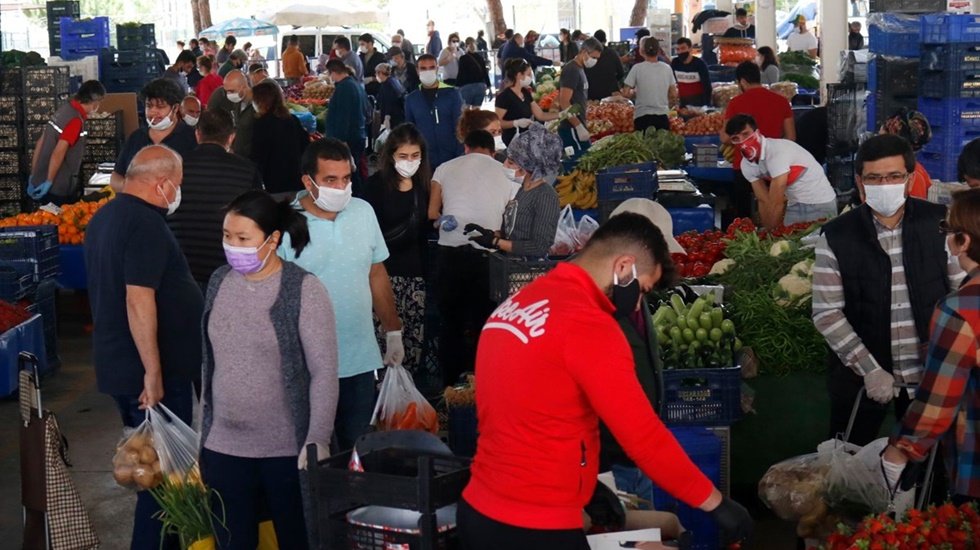 Bilim Kurulu &uuml;yesinden &uuml;rk&uuml;ten uyarı: Toplum kontrol&uuml; kaybetti