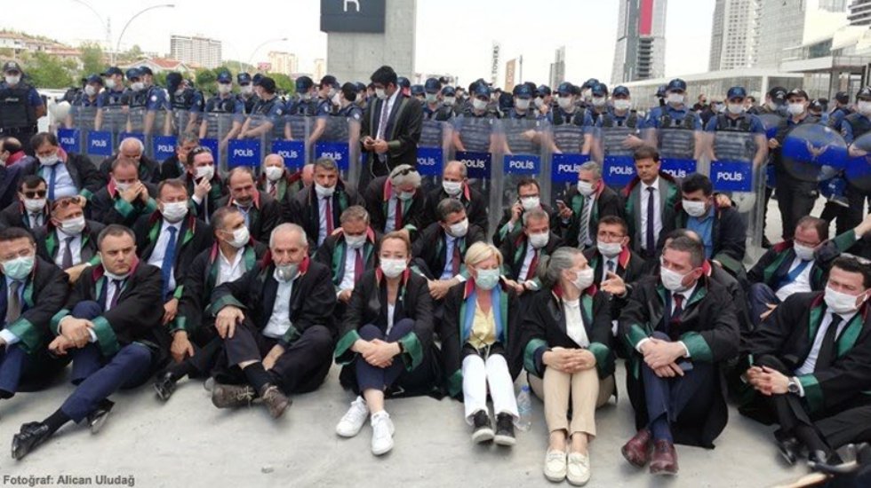 "Bu hukuksuzluğa dik durmazsak kaybederiz"