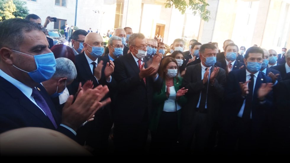 CHP'li vekillerden, TBMM'de anayasa kitap&ccedil;ıklı protesto
