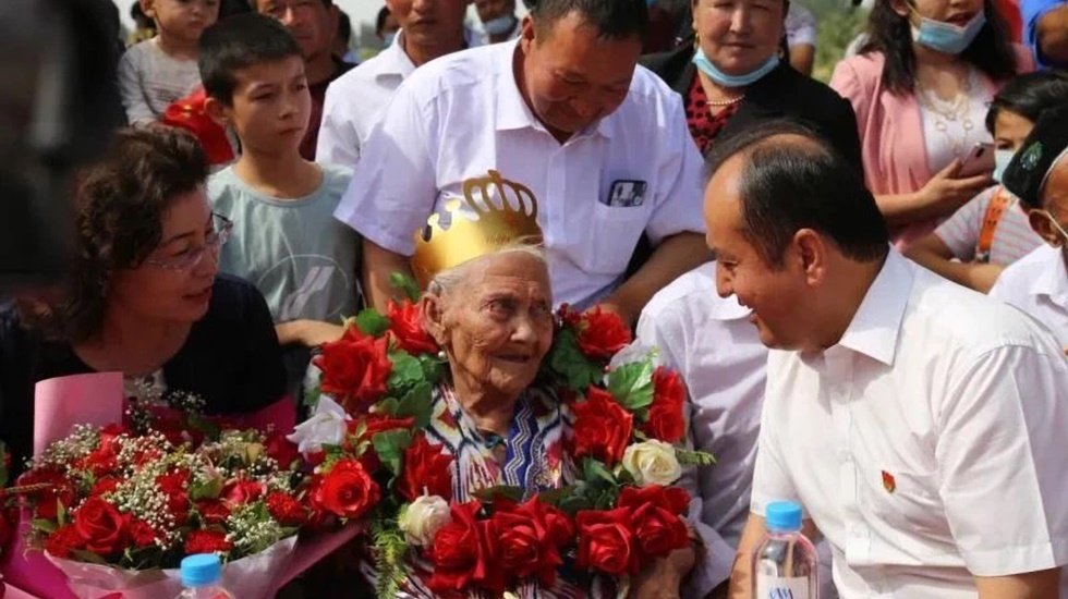 D&uuml;nyanın en yaşlı insanının doğum g&uuml;n&uuml;n&uuml; kutladı