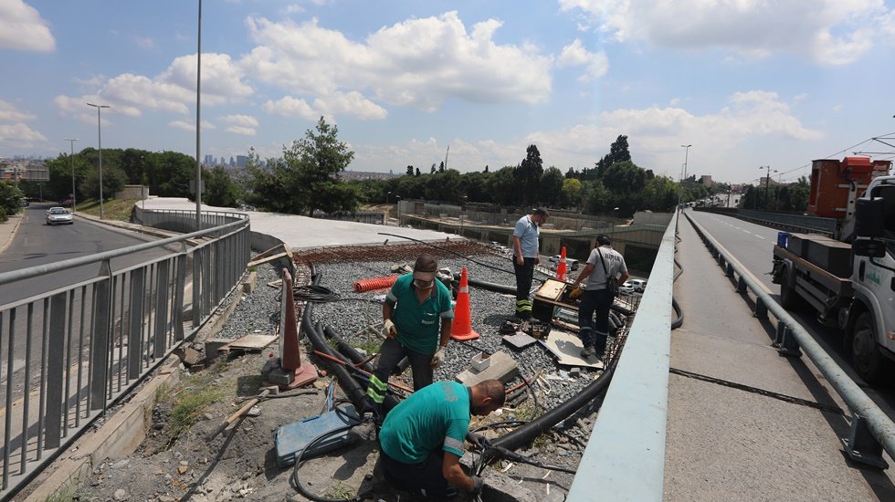 Edirnekapı metrob&uuml;s istasyonuna yeni &uuml;stge&ccedil;it yapılıyor