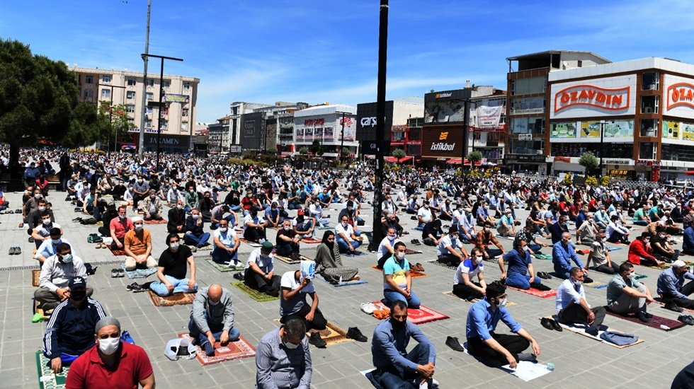 Bakanlık a&ccedil;ıkladı: Cuma namazı kısıtlamalara dahil olmayacak