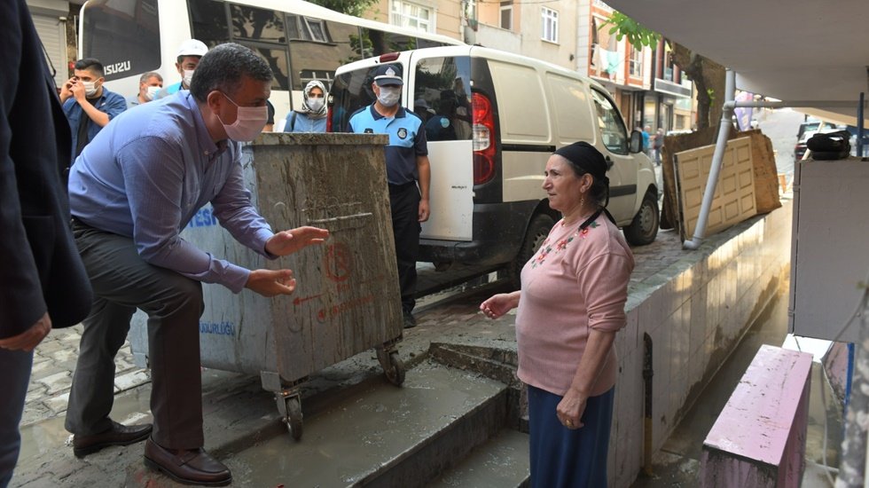 Esenyurt’ta selden etkilenen vatandaşların yaralarını sarılıyor