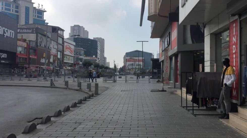 HDP&rsquo;nin etkinlik yapacağı Esenyurt Meydanı bariyerlerle kapatıldı