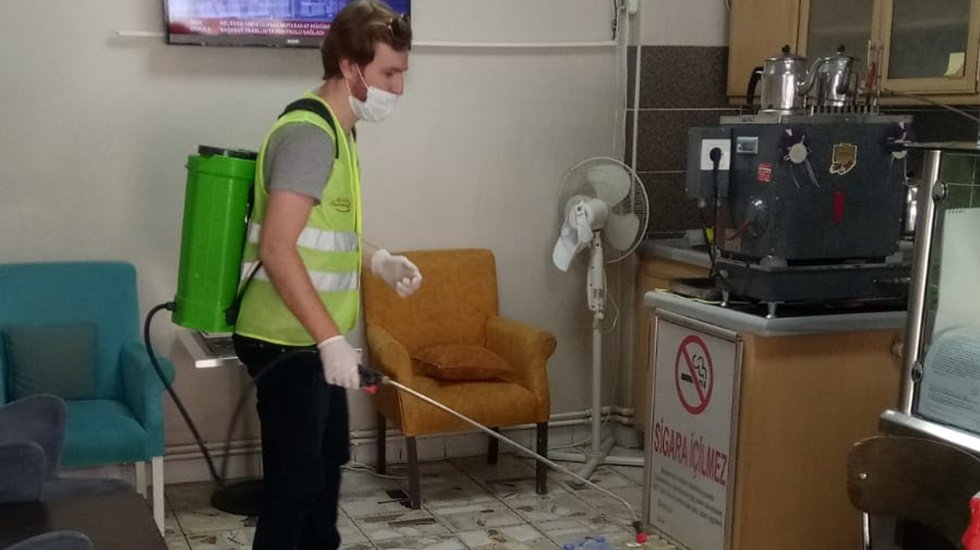 İzmit Belediyesinden esnafa ila&ccedil;lama desteği