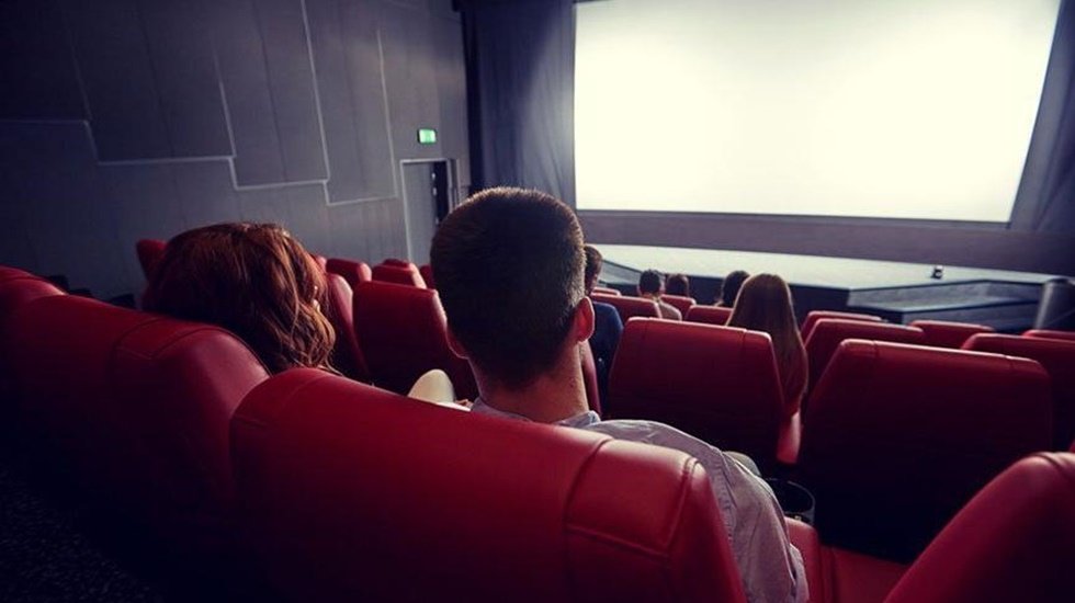 Korona, El ele film izlemeyi de bitirdi