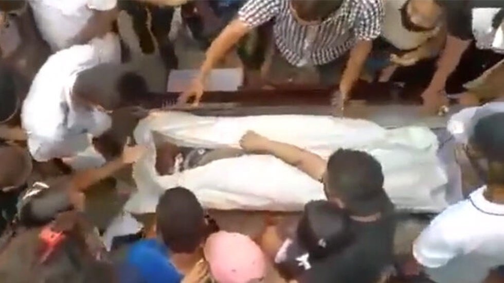 Koronadan &ouml;len adamın cenazede tabutunu a&ccedil;tılar!