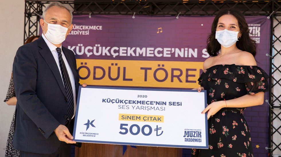 K&uuml;&ccedil;&uuml;k&ccedil;ekmece ses yarışmasını kazanan yarışmacı 500 liralık 'b&uuml;y&uuml;k &ouml;d&uuml;l&uuml;' aldı