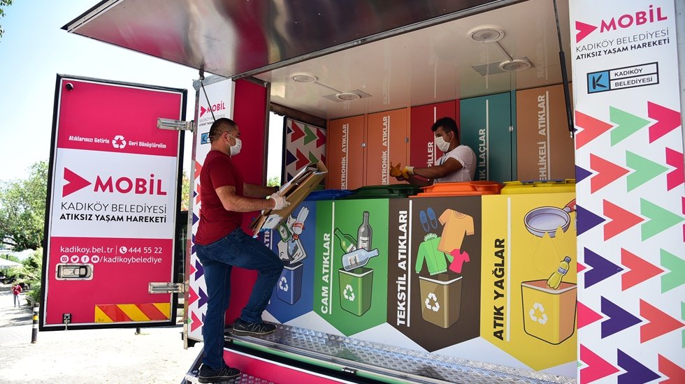 Mobil atık aracı Kadık&ouml;y yollarında