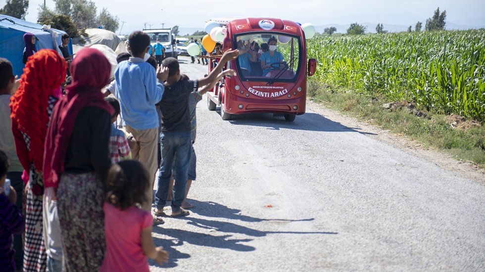 Nasır tutmuş minik eller, balon ve şekerle buluştu