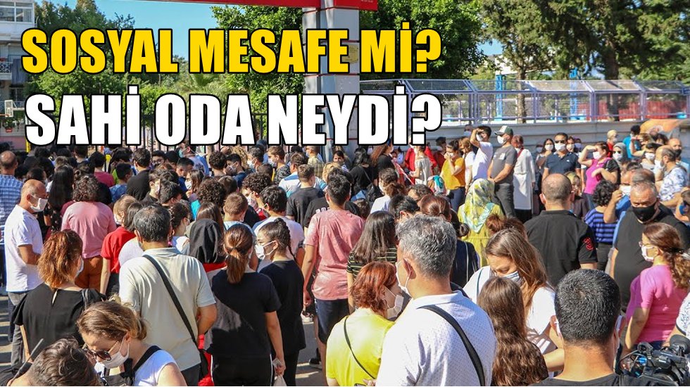 Okul kapılarında sosyal mesafeyi hi&ccedil;e saydılar