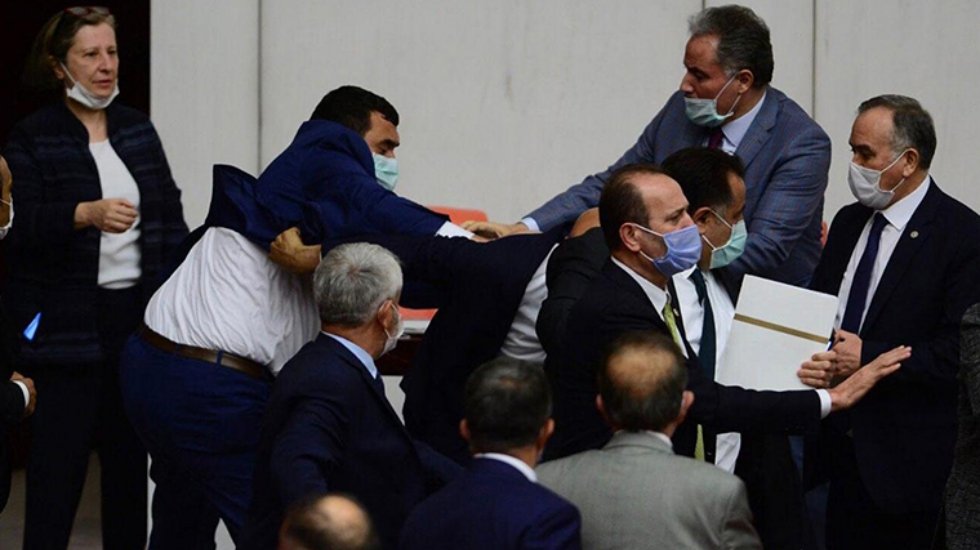 &Ouml;zg&uuml;r &Ouml;zel'e arkadan saldırının fotoğrafı ortaya &ccedil;ıktı