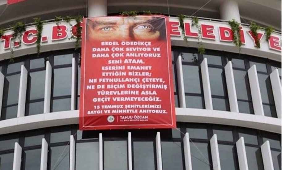 CHP&rsquo;li başkan belediye binasını bu pankartı astı