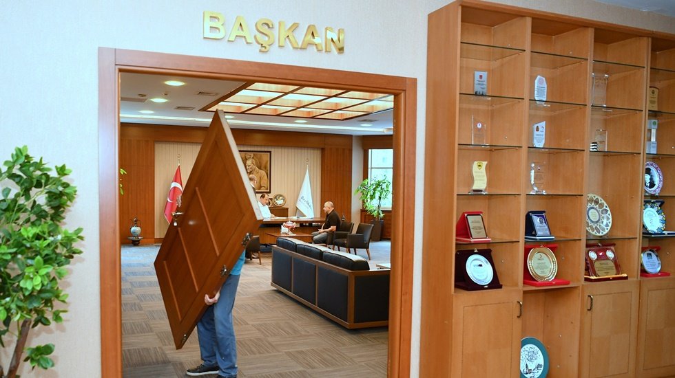 CHP&rsquo;li Belediye Başkanı &nbsp;makam kapısını s&ouml;kt&uuml;rd&uuml;