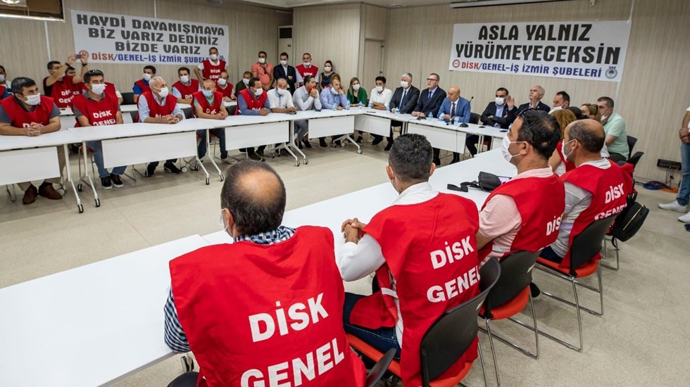 DİSK&rsquo;ten Başkan Soyer&rsquo;e destek: &ldquo;Asla yalnız y&uuml;r&uuml;meyeceksiniz&rdquo;