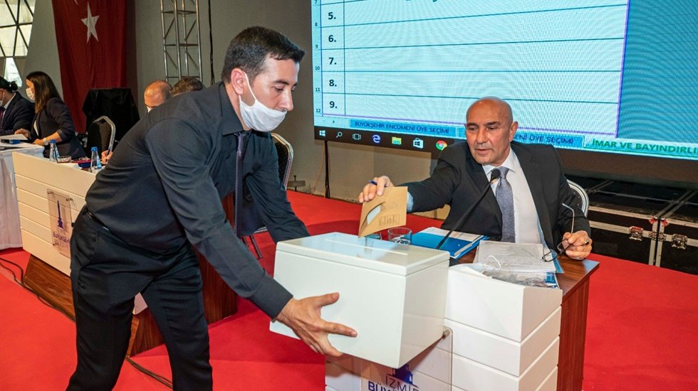İzmir B&uuml;y&uuml;kşehir Belediye Meclisi pandemi sonrası ilk kez toplandı