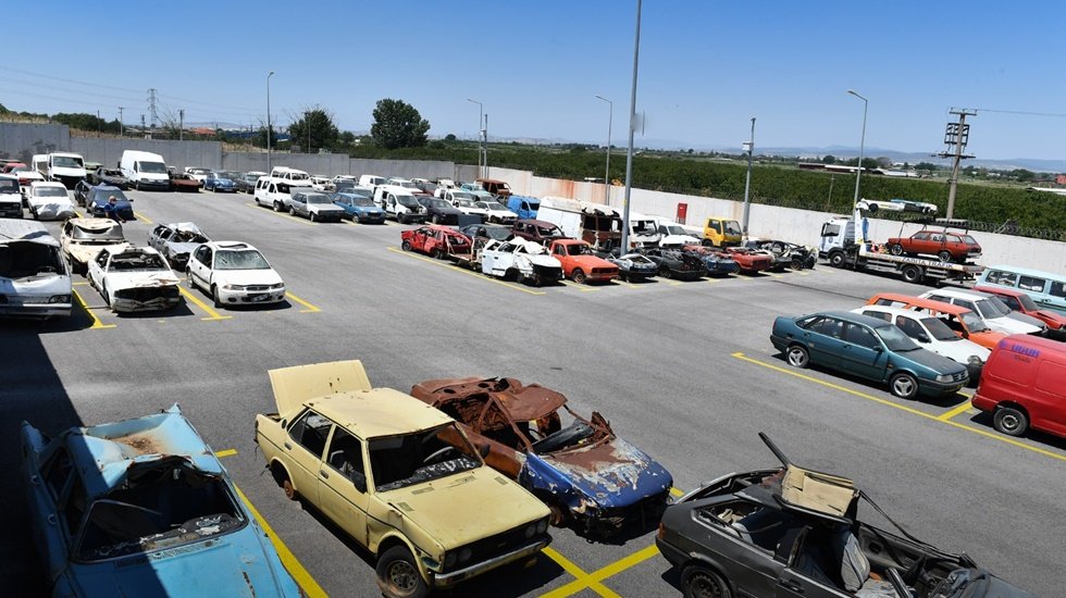 İzmir&rsquo;de 6 ay &ouml;nce kurulan hurda ara&ccedil; merkezine 184 ara&ccedil; &ccedil;ekildi