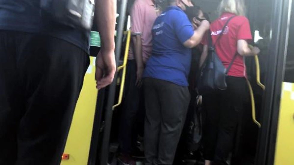 Koronaya bile yer yok&hellip; Otob&uuml;sler tıklım tıklım: