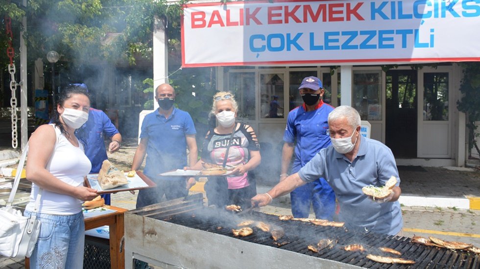 Pandemi döneminde sosyal mesafeli balık ziyafeti