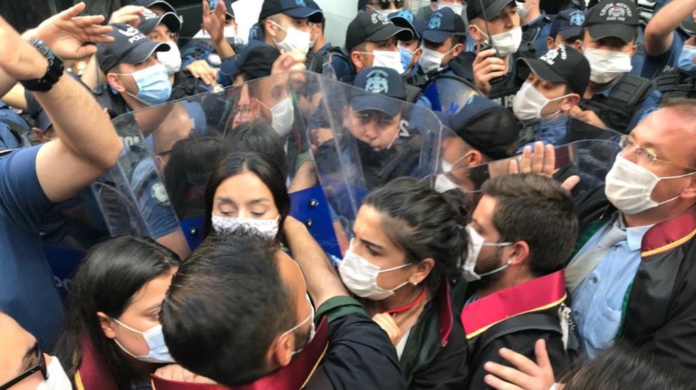 &lsquo;Savunma N&ouml;beti&rsquo;ne başlayan avukatlara polis m&uuml;dahalesi!