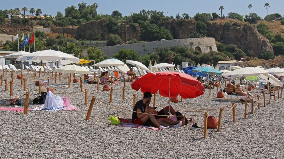 Tatilcilerin g&ouml;zdesi Konyaaltı Plajı