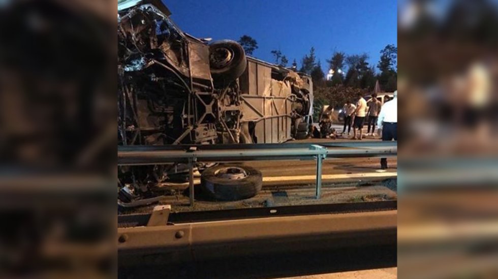 TEM'de korkun&ccedil; kaza: Yolcu otob&uuml;s&uuml; devrildi!