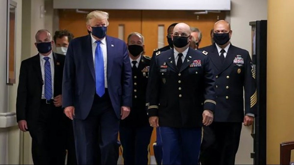 Trump ilk kez maske taktı!