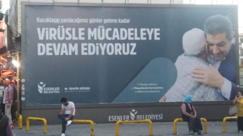 AKP'li Tevfik G&ouml;ksu'nun yaptırdığı koronayla m&uuml;cadele afişi şaşkınlık yarattı