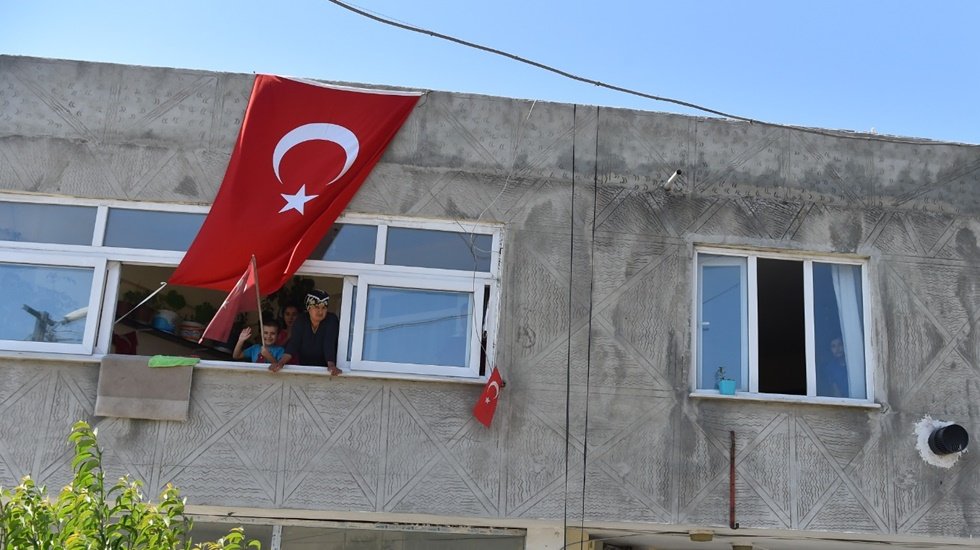 Avcılar bayram coşkusu balkonlara taşındı