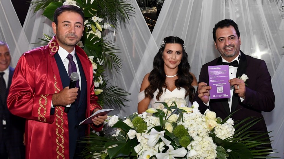 Beşiktaş’ta nikah cüzdanının yanında İstanbul sözleşmesi kartı veriliyor