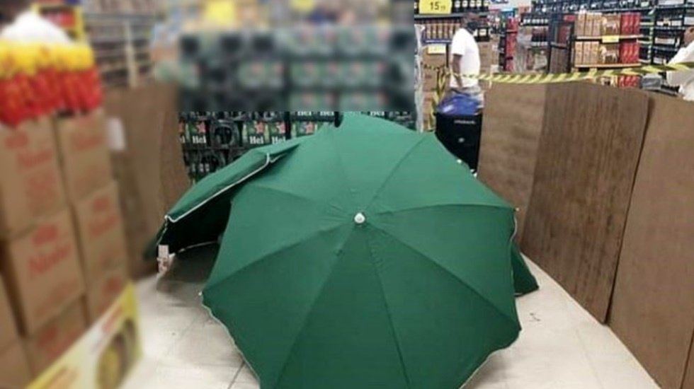 B&ouml;ylesi g&ouml;r&uuml;lmedi: Bu şemsiyenin altında ceset var!