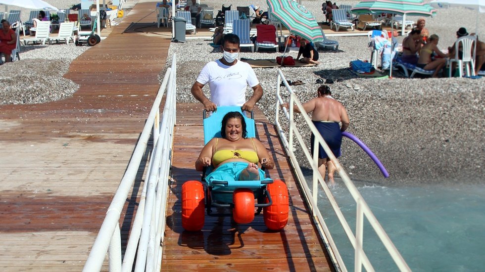 Büyükşehir’in engelsiz plajları rahat ve güvenli