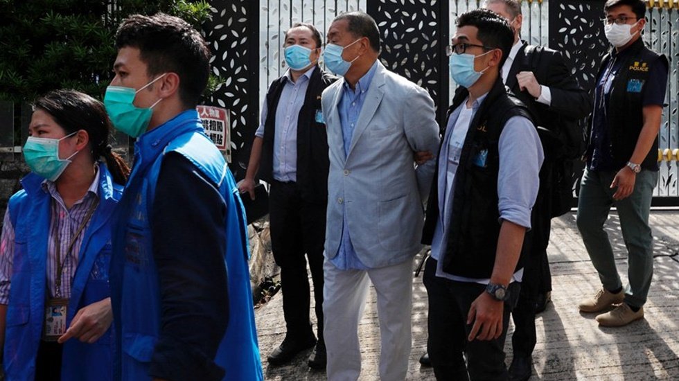 Canlı yayında gazeteye polis baskını: Gazete sahibine ters kelep&ccedil;e