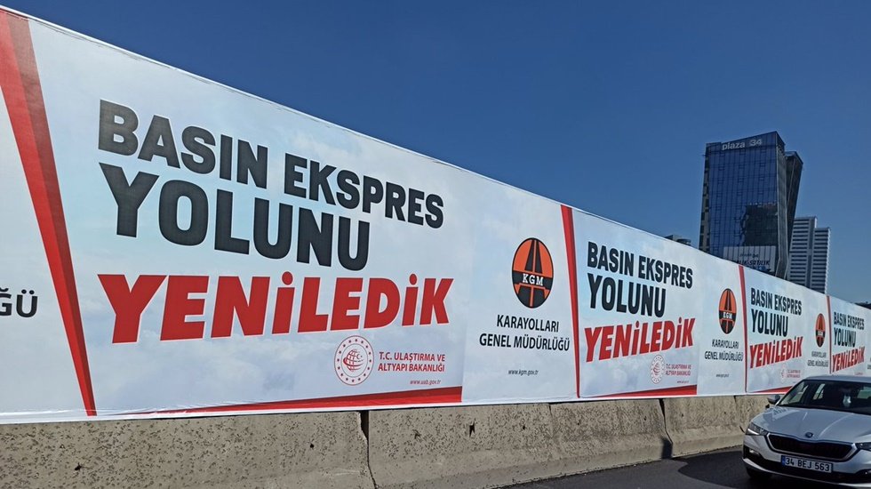 CHP&rsquo;li Karabat&rsquo;tan karayollarındaki pankartlara tepki: &lsquo;Rol &ccedil;alıyorlar&rsquo;