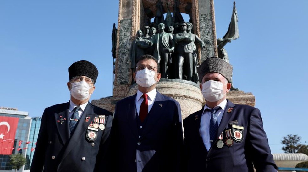 İmamoğlu Zafer Bayramı i&ccedil;in Taksim&rsquo;deydi