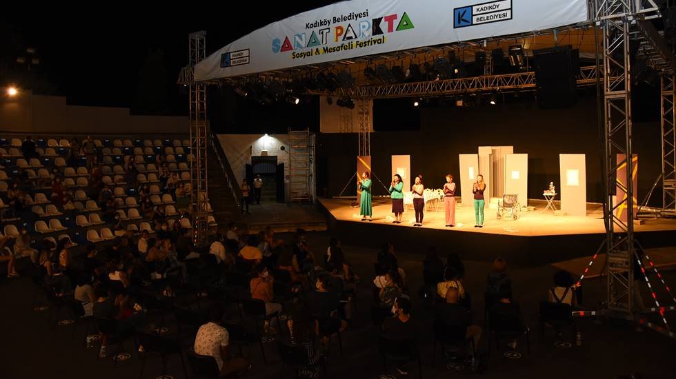 Kadına y&ouml;nelik şiddet &ldquo;Mor&rdquo; oyunu ile sahneye taşındı