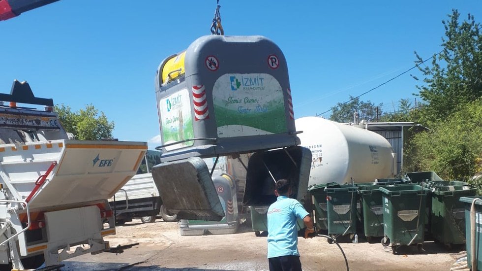 Kurban sonrası &ccedil;&ouml;p konteynerleri ila&ccedil;larla dezenfekte edildi